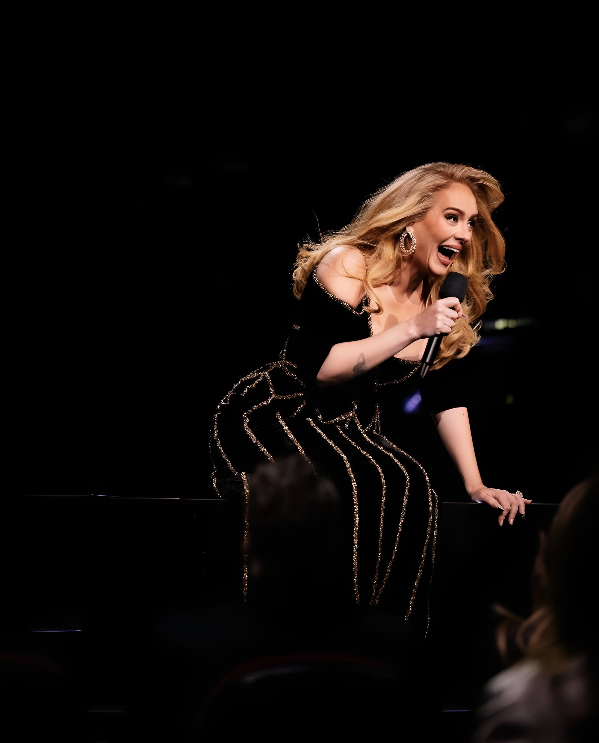 Adele mặc chiếc váy thứ 2 do Công Trí thiết kế cho show Weekends with Adele 31  - Ảnh 6.