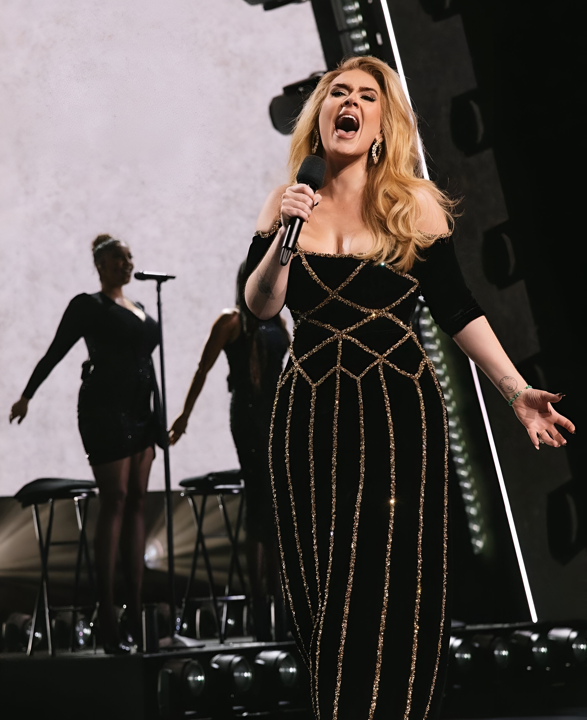 Adele mặc chiếc váy thứ 2 do Công Trí thiết kế cho show Weekends with Adele 31  - Ảnh 7.