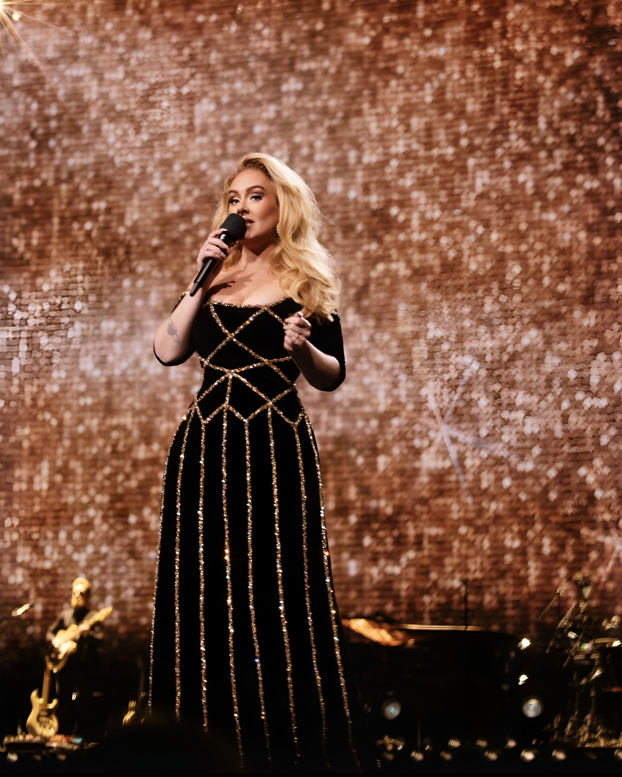 Adele mặc chiếc váy thứ 2 do Công Trí thiết kế cho show Weekends with Adele 31  - Ảnh 8.