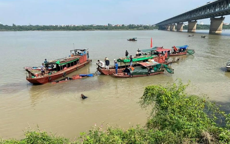 Hiện trường vụ va chạm sà lan và thuyền đánh cá khiến một người tử vong.