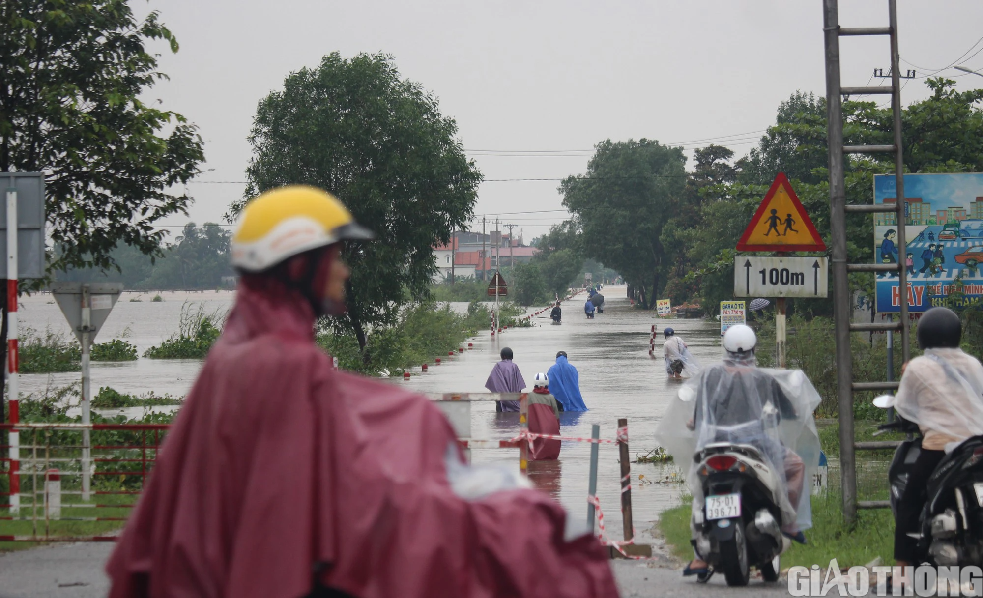 Nhiều nơi tại Huế, Quảng Trị ngập sâu, dân di chuyển bằng thuyền, ô tô lên cầu tránh lụt - Ảnh 1.