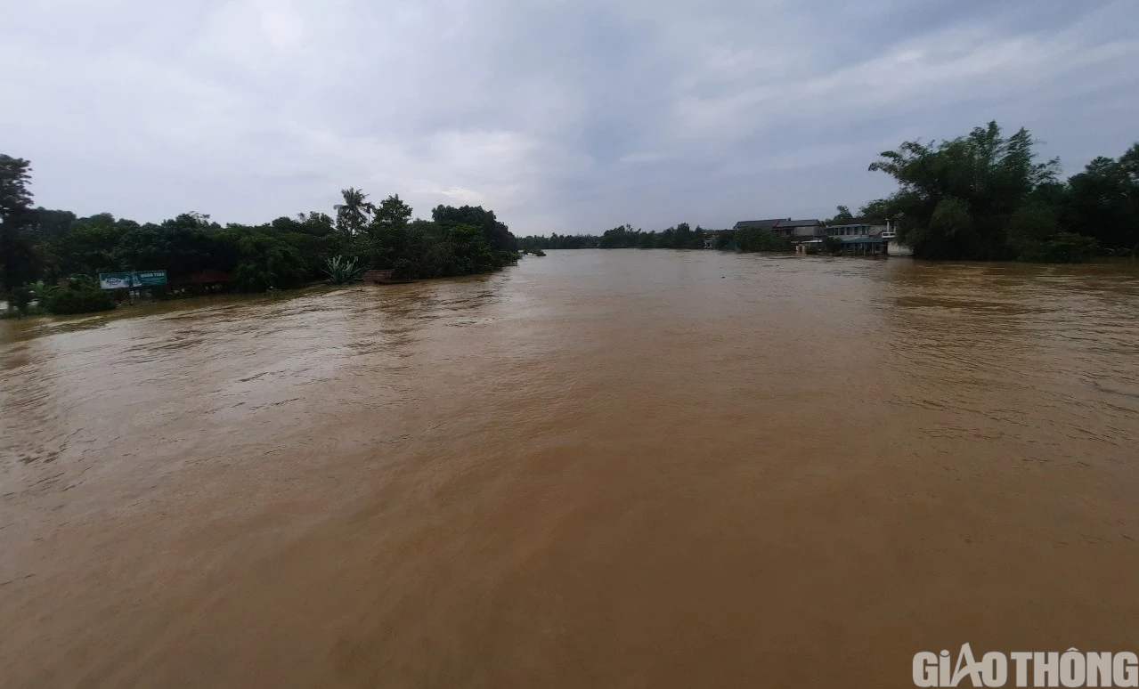 Nhiều nơi tại Huế, Quảng Trị ngập sâu, dân di chuyển bằng thuyền, ô tô lên cầu tránh lụt - Ảnh 2.
