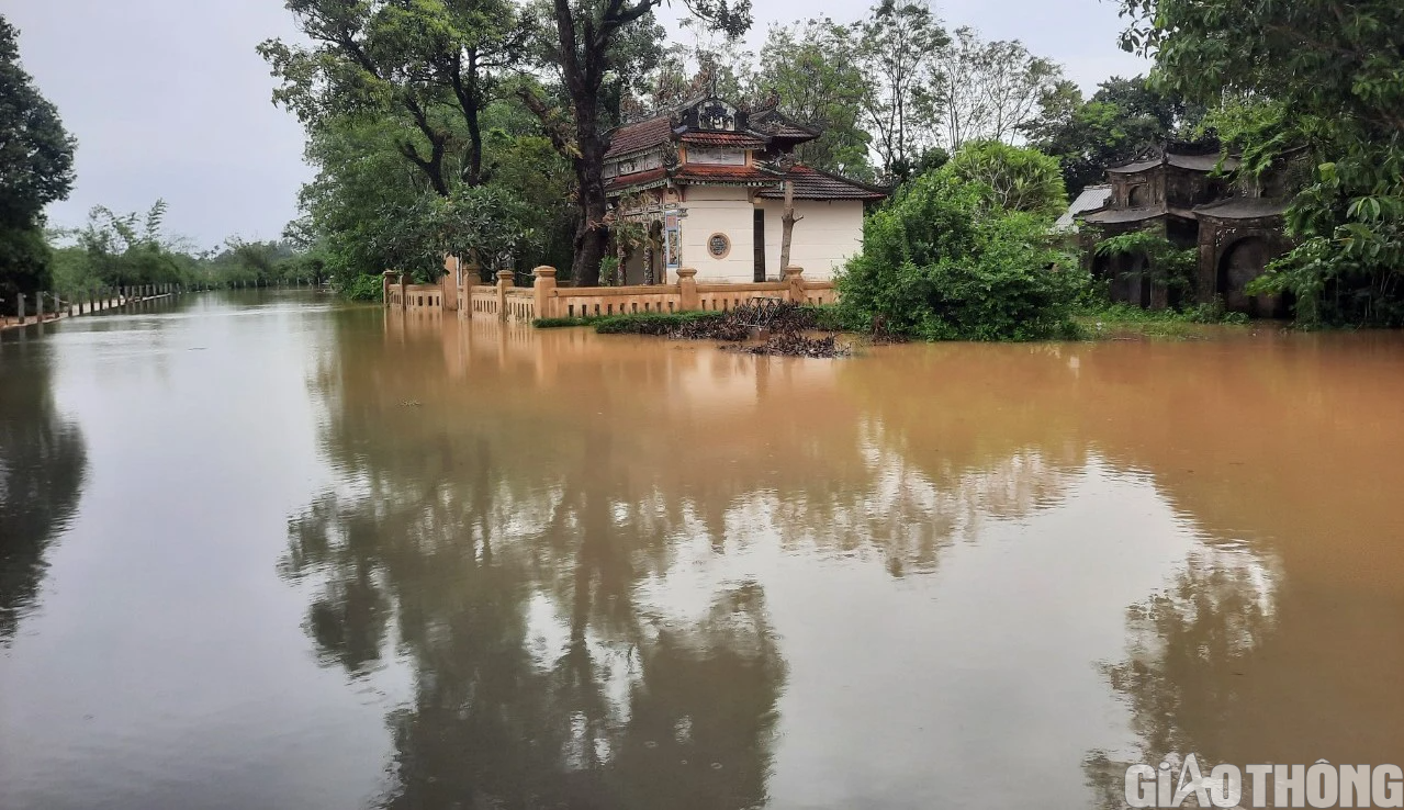 Nhiều nơi tại Huế, Quảng Trị ngập sâu, dân di chuyển bằng thuyền, ô tô lên cầu tránh lụt - Ảnh 3.