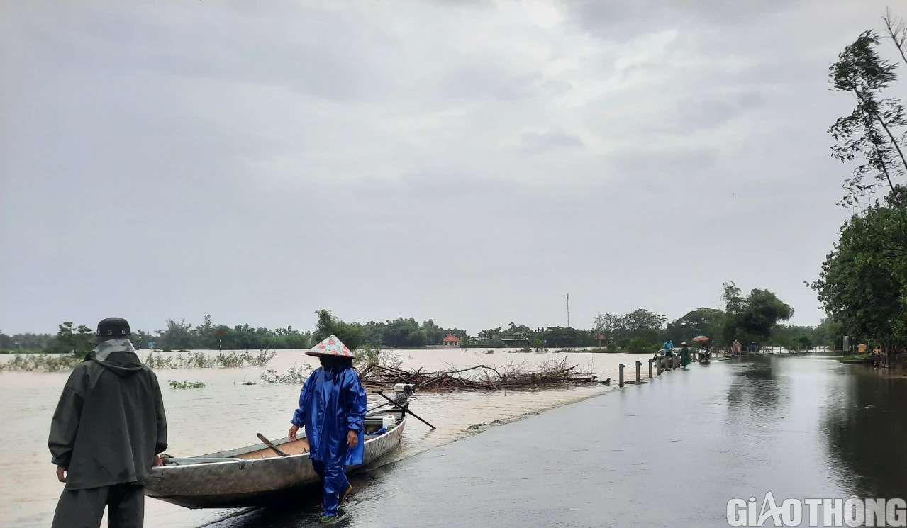 Nhiều nơi tại Huế, Quảng Trị ngập sâu, dân di chuyển bằng thuyền, ô tô lên cầu tránh lụt - Ảnh 5.
