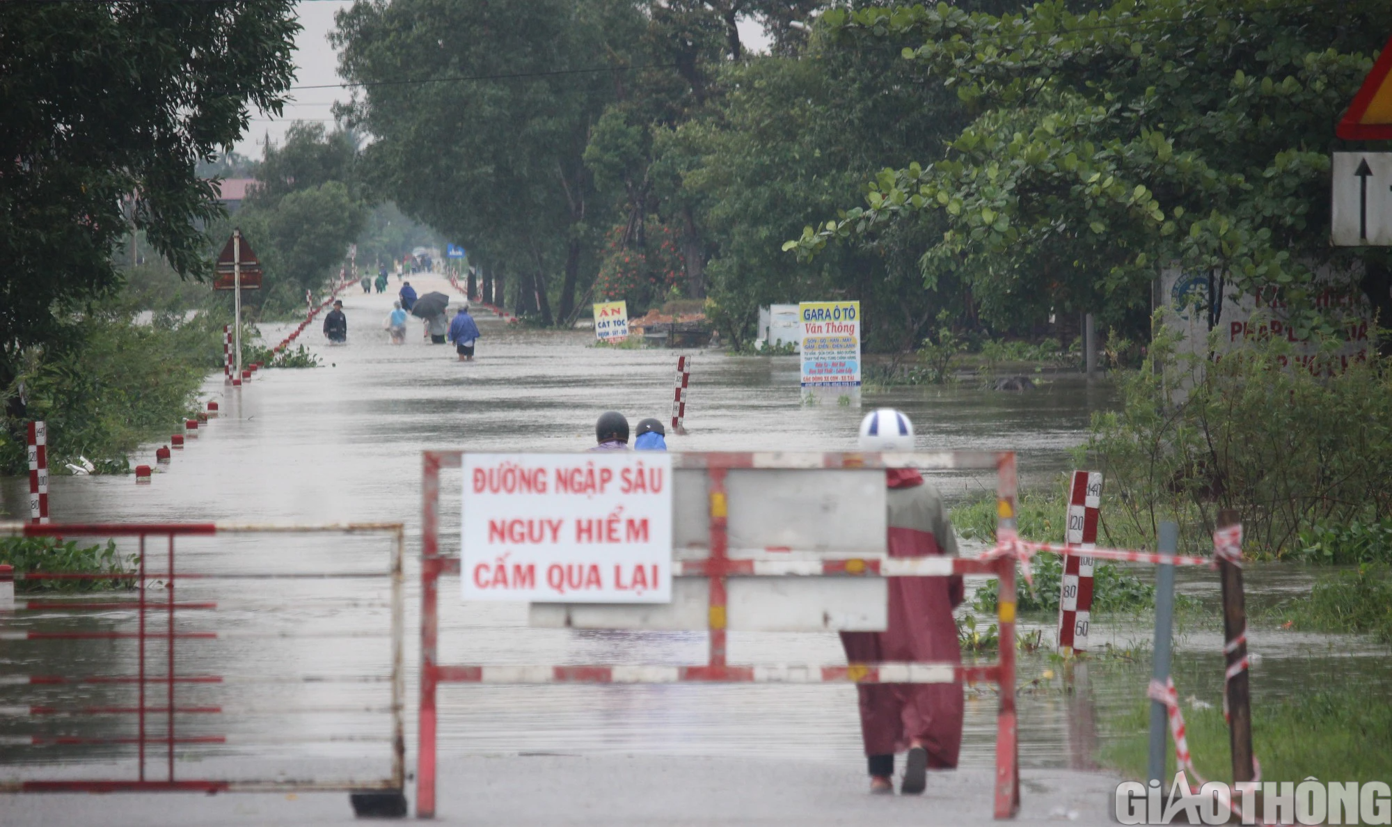 Nhiều nơi tại Huế, Quảng Trị ngập sâu, dân di chuyển bằng thuyền, ô tô lên cầu tránh lụt - Ảnh 8.