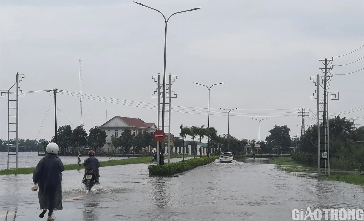 Nhiều nơi tại Huế, Quảng Trị ngập sâu, dân di chuyển bằng thuyền, ô tô lên cầu tránh lụt - Ảnh 9.