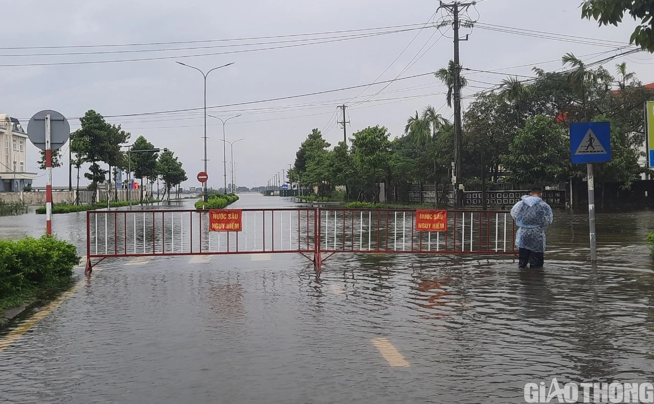 Nhiều nơi tại Huế, Quảng Trị ngập sâu, dân di chuyển bằng thuyền, ô tô lên cầu tránh lụt - Ảnh 10.
