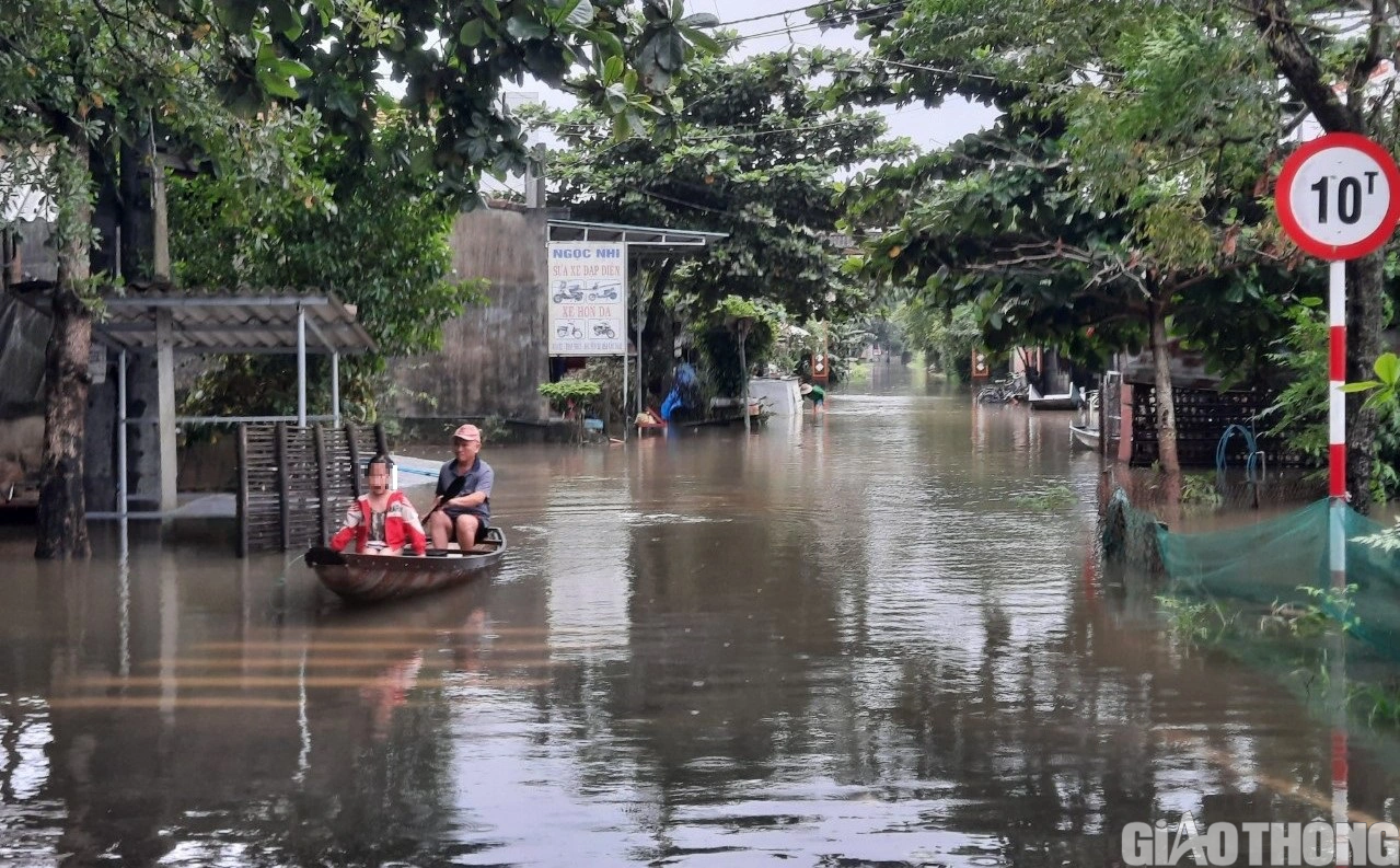 Nhiều nơi tại Huế, Quảng Trị ngập sâu, dân di chuyển bằng thuyền, ô tô lên cầu tránh lụt - Ảnh 12.