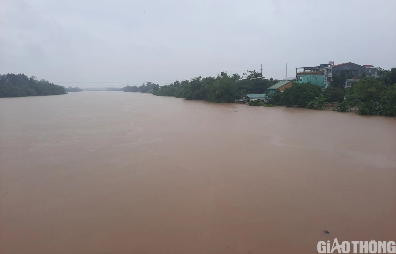 Nhiều nơi tại Huế, Quảng Trị ngập sâu, dân di chuyển bằng thuyền, ô tô lên cầu tránh lụt - Ảnh 13.