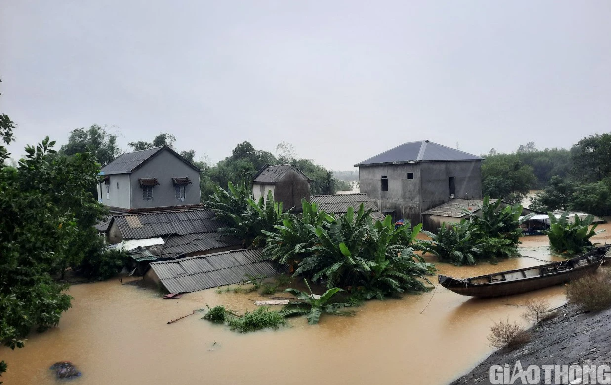 Nhiều nơi tại Huế, Quảng Trị ngập sâu, dân di chuyển bằng thuyền, ô tô lên cầu tránh lụt - Ảnh 14.