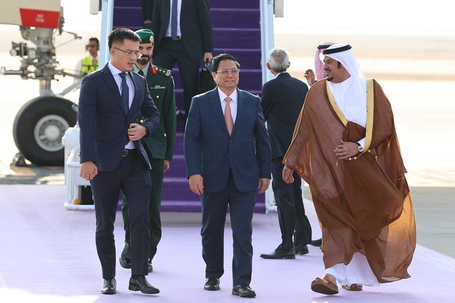 Thủ tướng đến Saudi Arabia, bắt đầu lịch trình làm việc dày đặc - Ảnh 1.