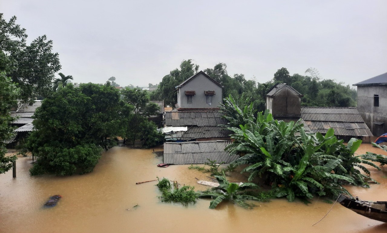 Mưa lớn, nhiều nơi tại Quảng Trị, Huế đang bị ngập sâu - Ảnh 1.