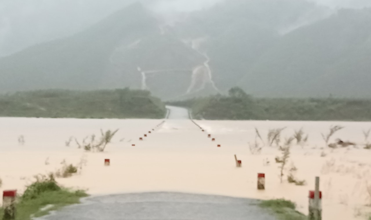 Mưa lớn, nhiều nơi tại Quảng Trị, Huế đang bị ngập sâu - Ảnh 10.
