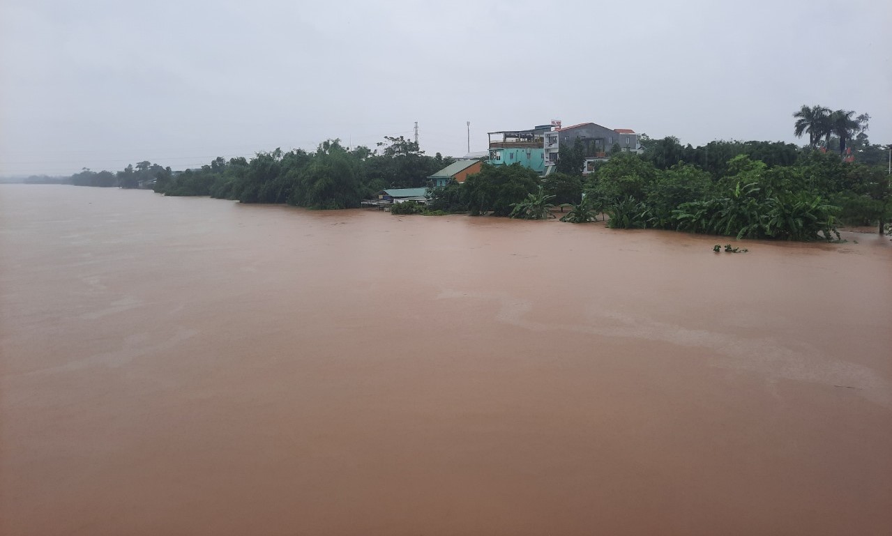 Mưa lớn, nhiều nơi tại Quảng Trị, Huế đang bị ngập sâu - Ảnh 3.
