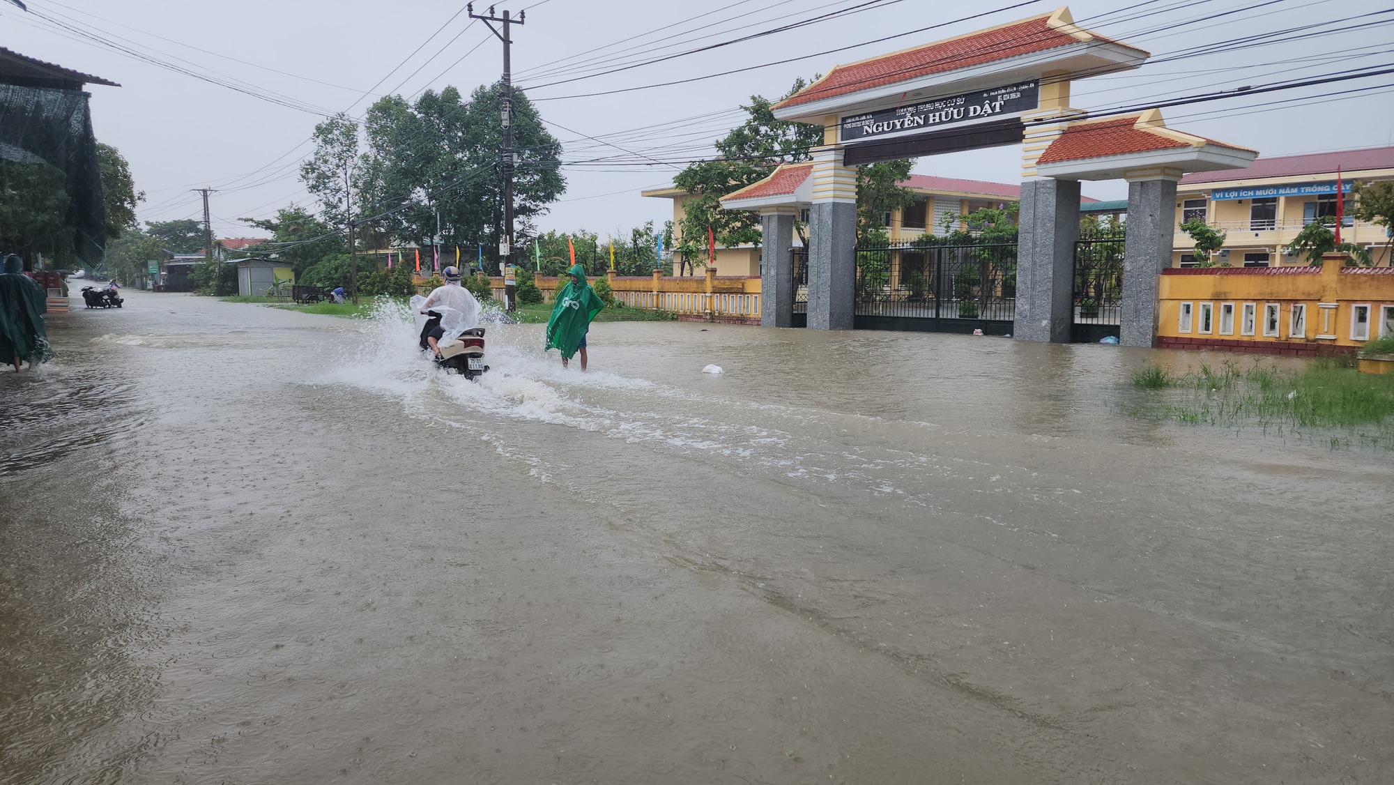 Mưa lớn, nhiều nơi tại Quảng Trị, Huế đang bị ngập sâu - Ảnh 4.