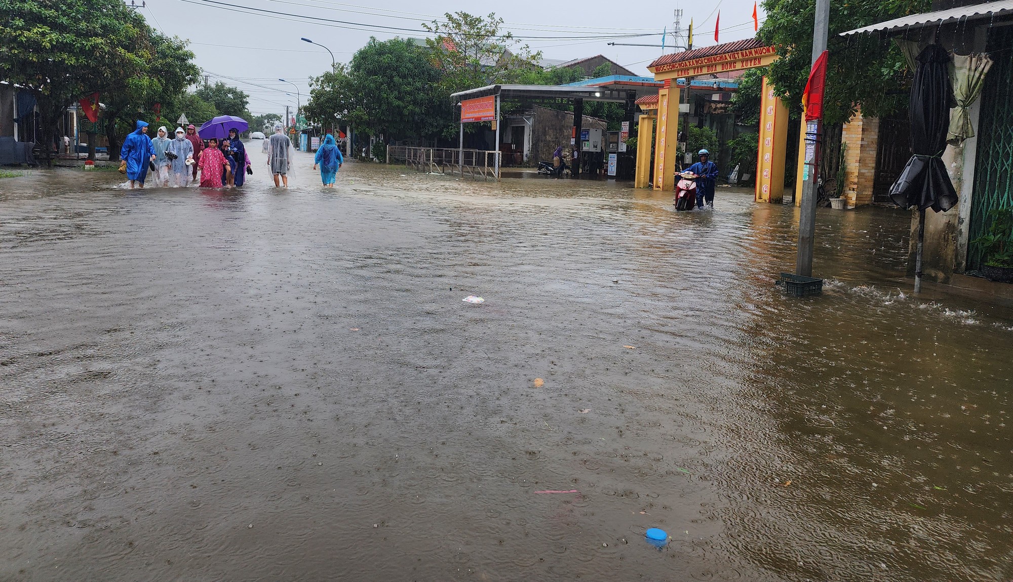 Mưa lớn, nhiều nơi tại Quảng Trị, Huế đang bị ngập sâu - Ảnh 5.