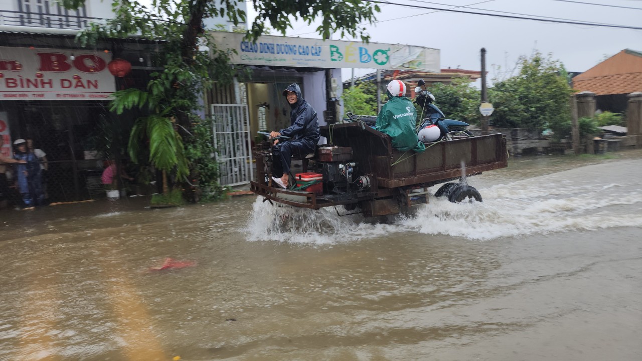 Mưa lớn, nhiều nơi tại Quảng Trị, Huế đang bị ngập sâu - Ảnh 7.