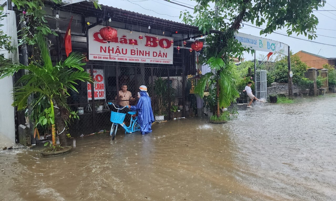 Mưa lớn, nhiều nơi tại Quảng Trị, Huế đang bị ngập sâu - Ảnh 6.