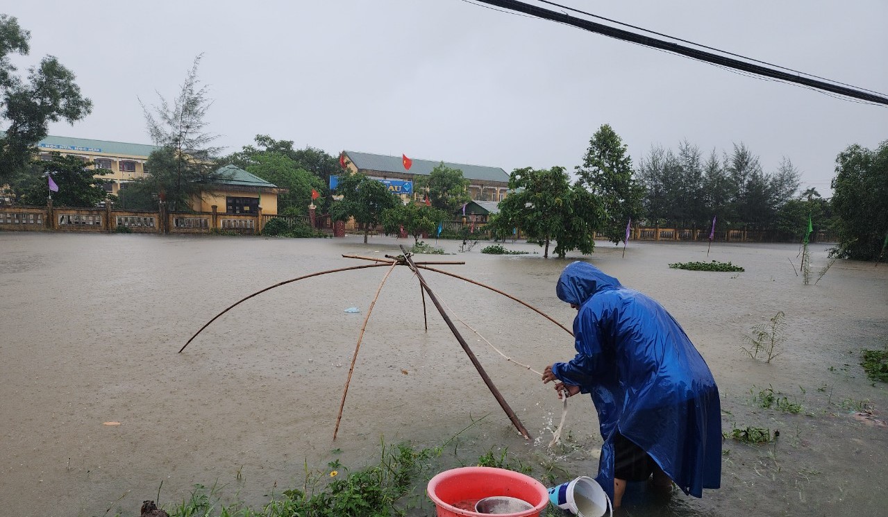Mưa lớn, nhiều nơi tại Quảng Trị, Huế đang bị ngập sâu - Ảnh 8.