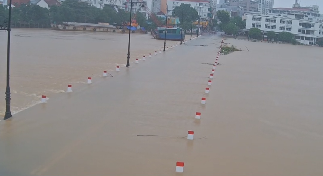 Mưa lớn, nhiều nơi tại Quảng Trị, Huế đang bị ngập sâu - Ảnh 11.