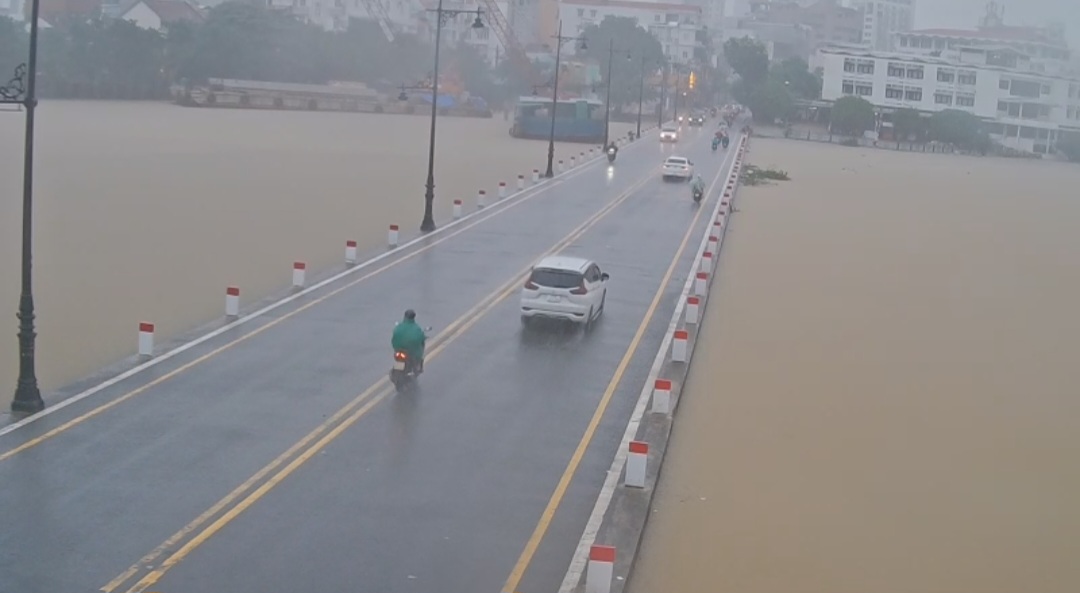 Mưa lớn, thủy điện Hương Điền tăng lưu lượng điều tiết xả lũ, cảnh báo lũ trên sông ở Huế - Ảnh 1.