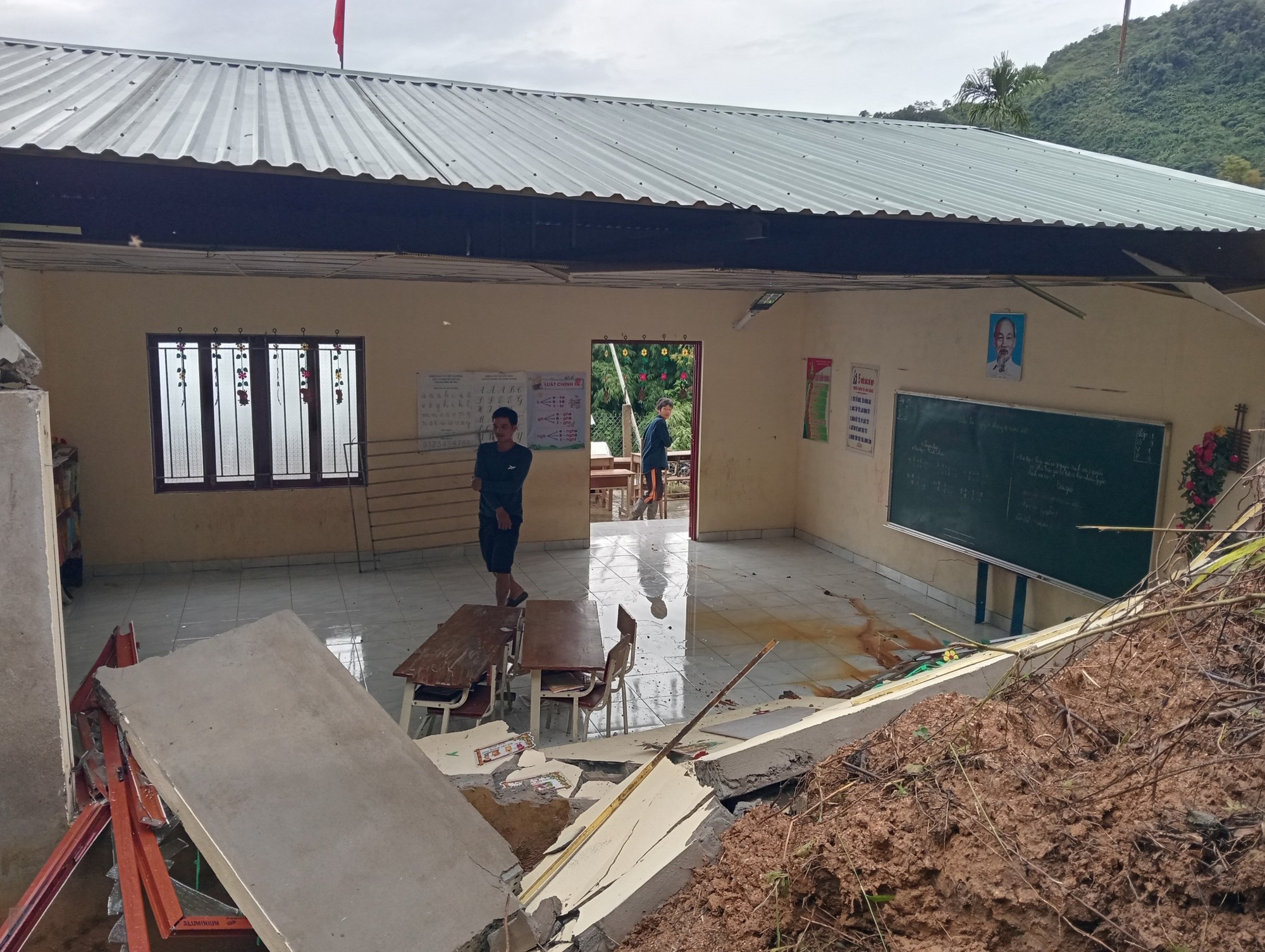 Sạt lở làm sập phòng học ở miền núi Quảng Nam - Ảnh 1.