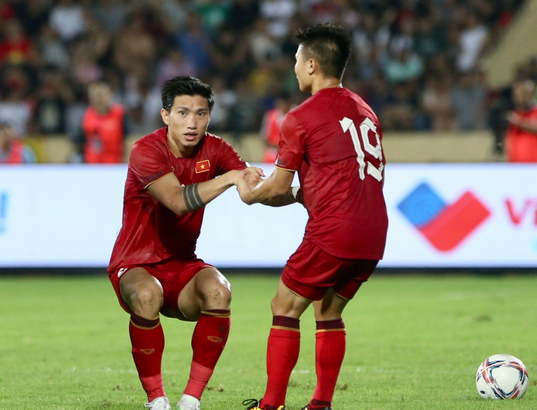 HLV Troussier nhận tin choáng váng từ hậu vệ số một đội tuyển Việt Nam  - Ảnh 1.