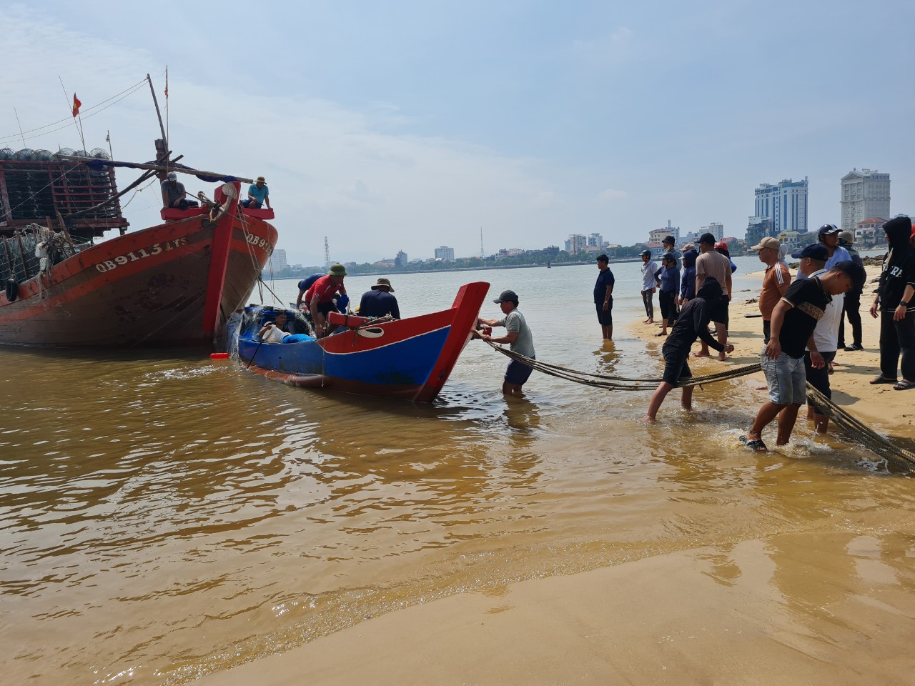 2 ngư dân bị chìm tàu trên vùng biển Quảng Bình do sóng dữ - Ảnh 1.