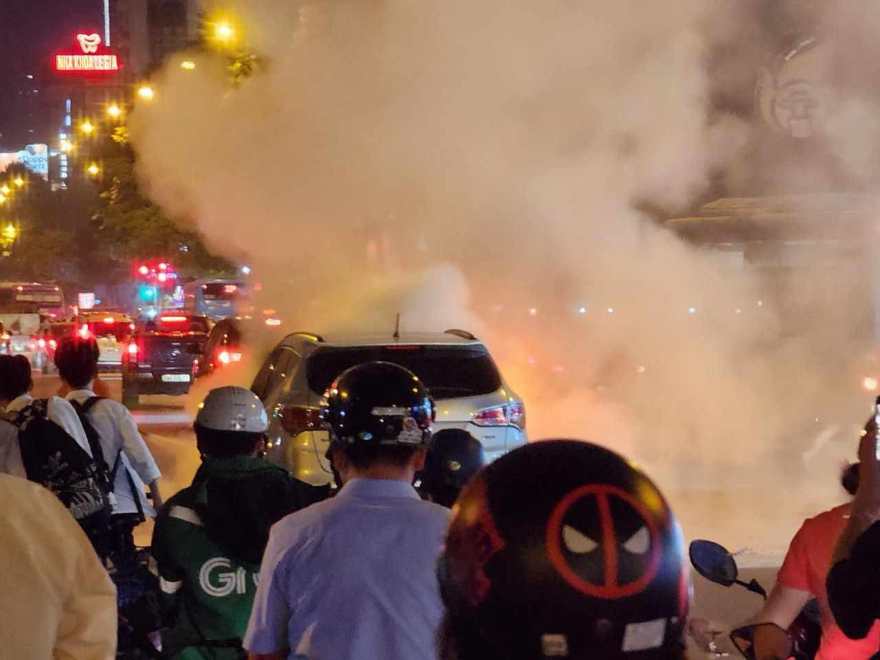 Hà Nội: Xe ô tô Santafe bốc cháy dữ dội khi đang đi trên đường - Ảnh 1.