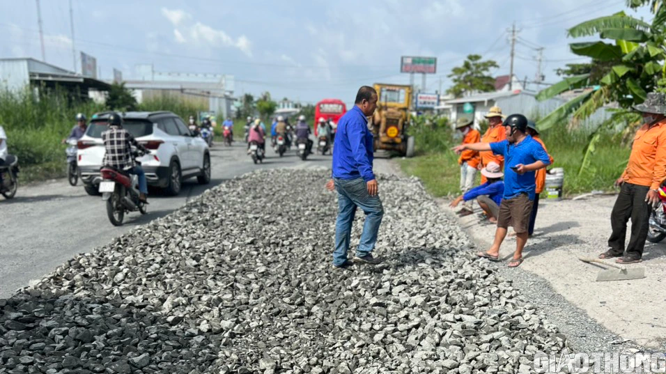 Chủ tịch tỉnh Cà Mau thúc tiến độ duy tu, sửa chữa công trình giao thông - Ảnh 1.