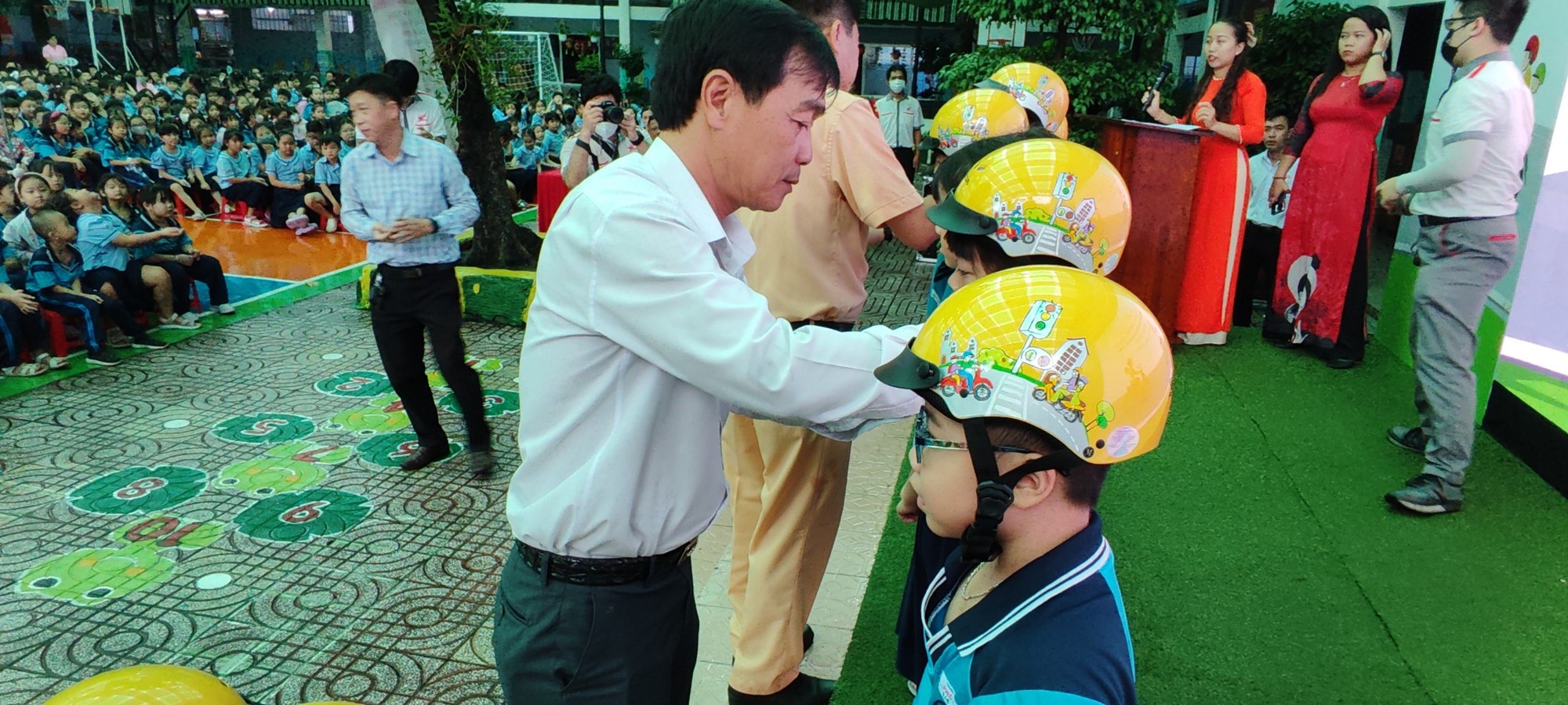 Trao tặng 1.300 mũ bảo hiểm cho học sinh ở TP.HCM - Ảnh 5.