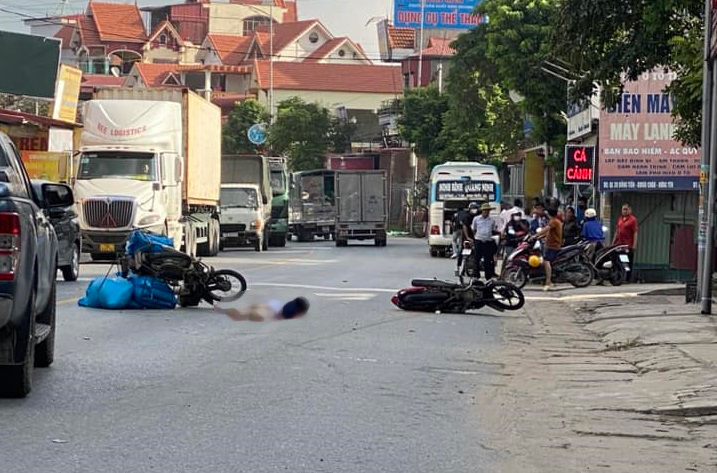 Hưng Yên: Va chạm với xe khách trên QL39, một người đàn ông đi xe máy tử vong - Ảnh 1.