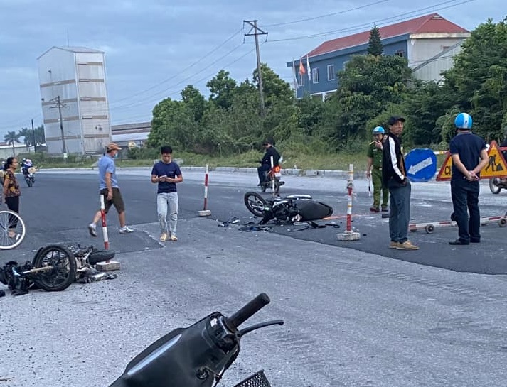 Hưng Yên: Hai xe máy đấu đầu khi sáng sớm, một người chết, một người bị thương - Ảnh 1.