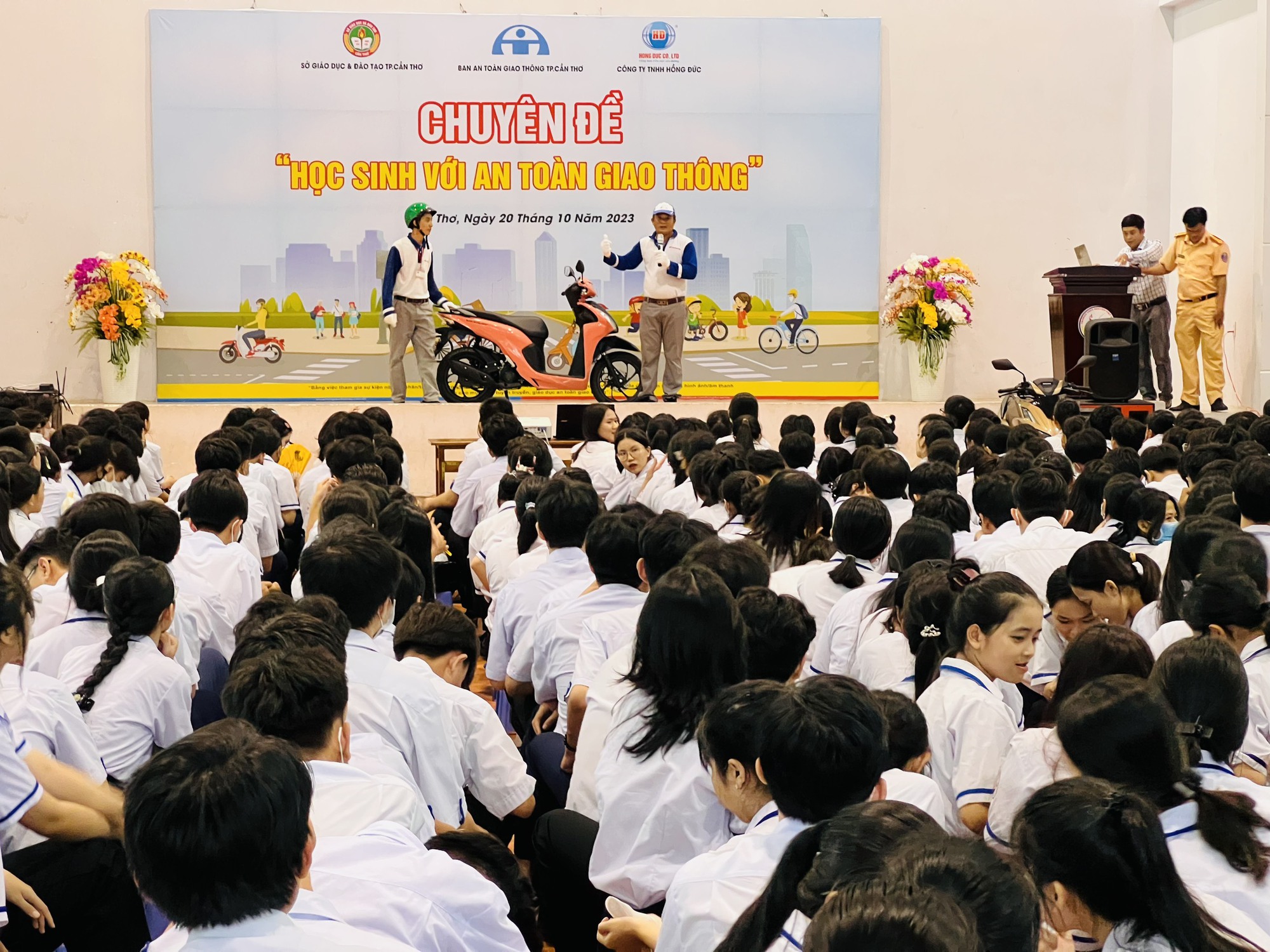 Hàng ngàn học sinh cấp 3 ở Cần Thơ háo hức nhận quà, nghe tuyên truyền an toàn giao thông - Ảnh 2.