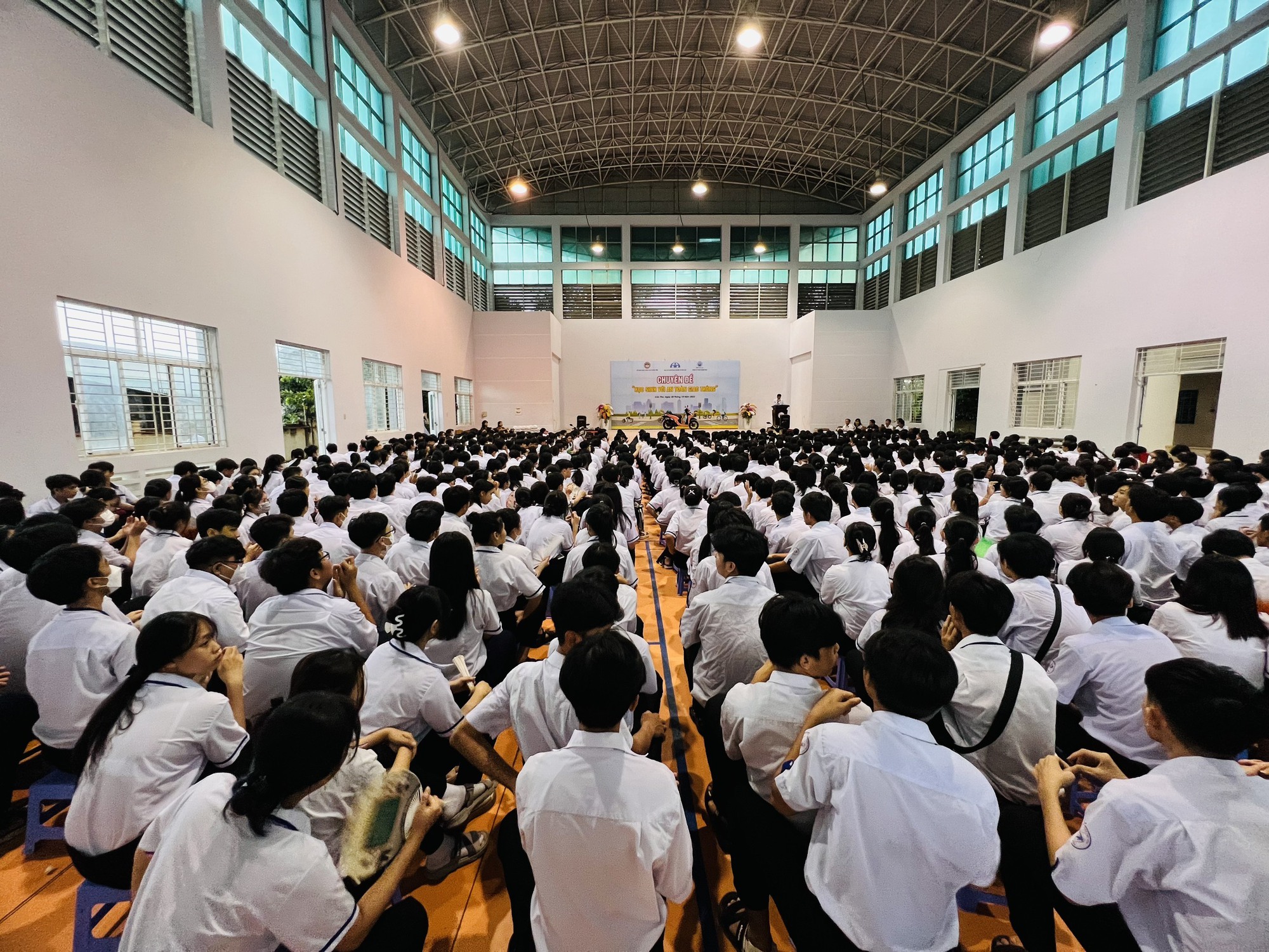 Hàng ngàn học sinh cấp 3 ở Cần Thơ háo hức nhận quà, nghe tuyên truyền an toàn giao thông - Ảnh 1.