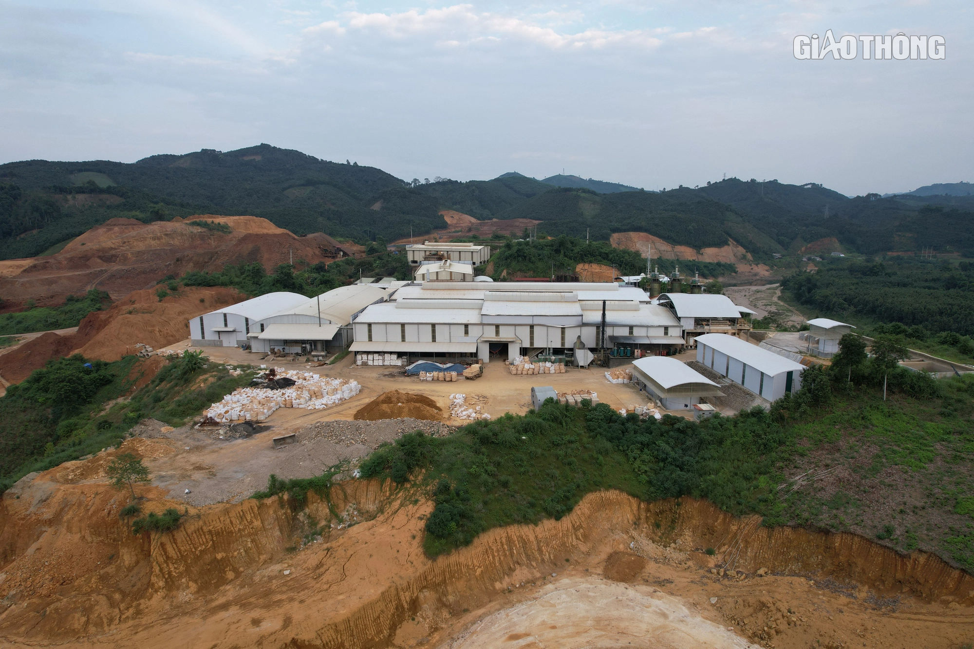 Toàn cảnh khu khai thác đất hiếm trái phép tại Yên Bái khiến 6 bị can bị khởi tố  - Ảnh 2.