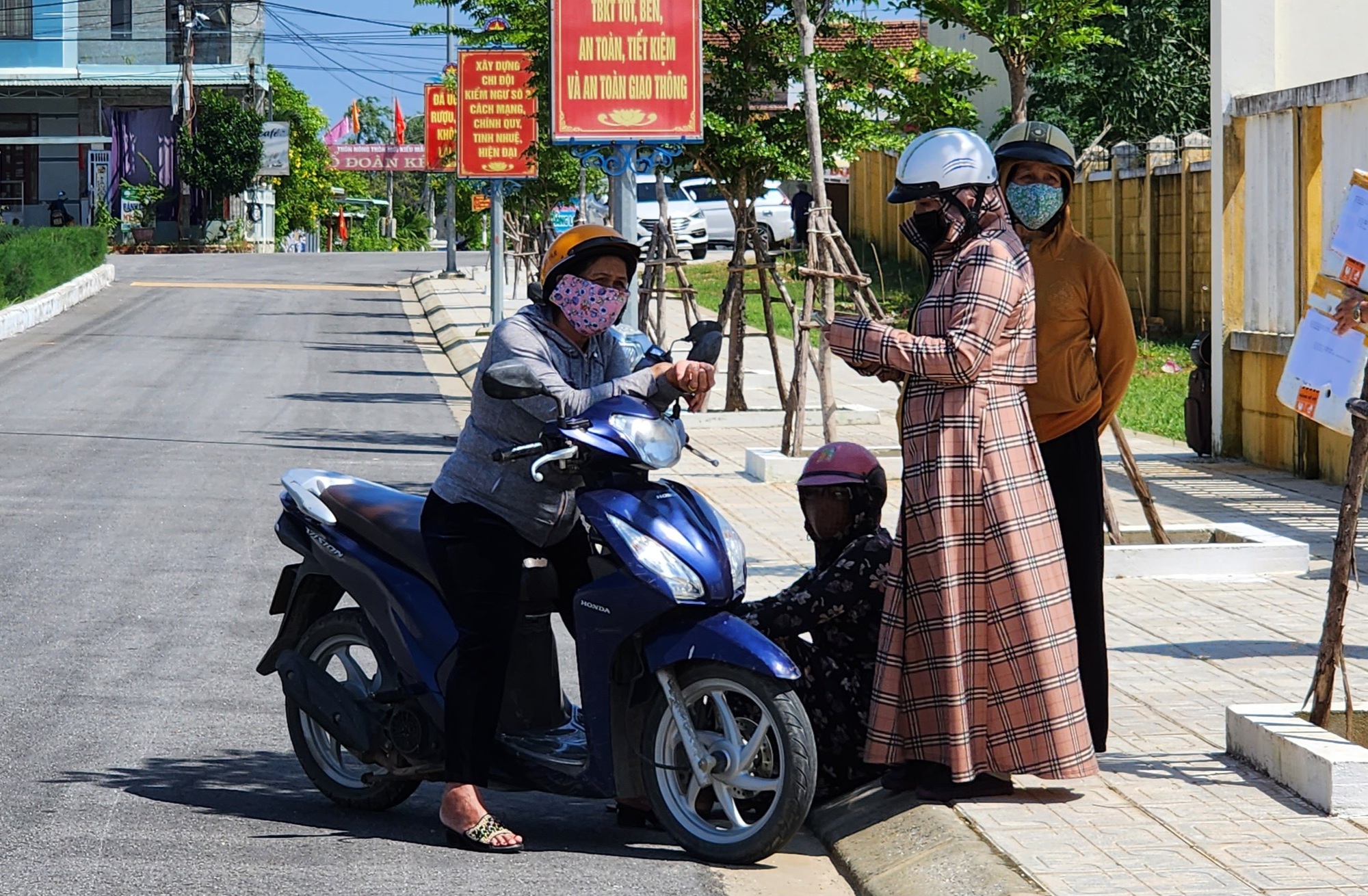 Người thân nức nở ngóng đợi ngư dân trở về - Ảnh 10.