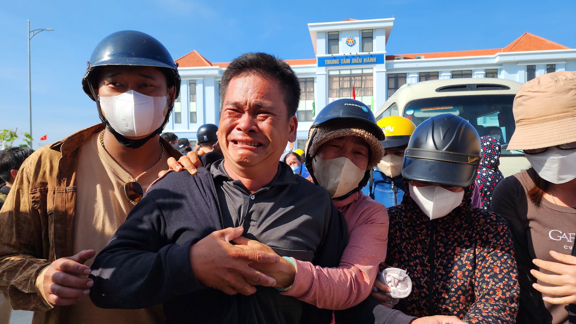 Vụ chìm tàu Quảng Nam: Xúc động giây phút đoàn viên - Ảnh 8.