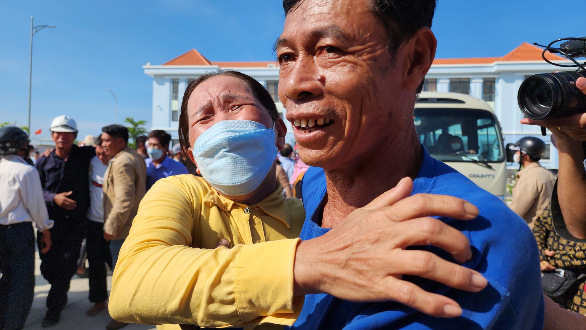 Vụ chìm tàu Quảng Nam: Xúc động giây phút đoàn viên - Ảnh 5.