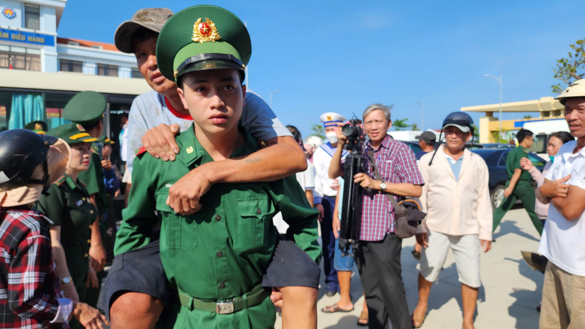 Vụ chìm tàu Quảng Nam: Xúc động giây phút đoàn viên - Ảnh 10.