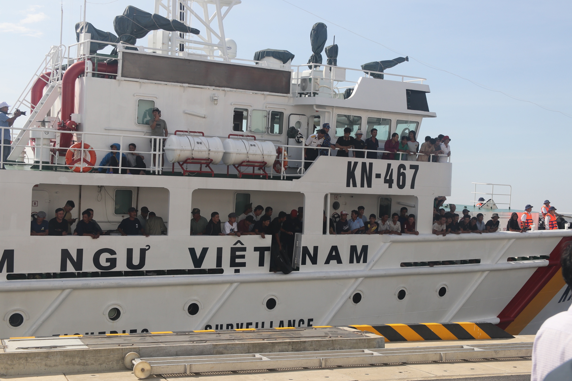 Toàn cảnh đón ngư dân tàu câu mực Quảng Nam bị chìm trở về - Ảnh 2.