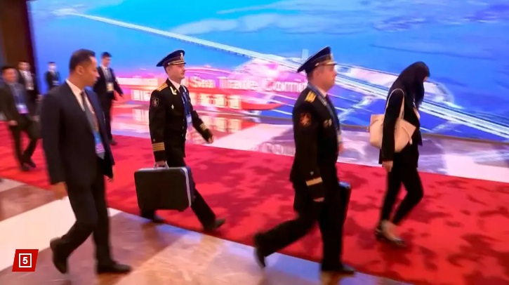Bên trong chiếc vali hạt nhân xuất hiện cùng ông Putin tại Trung Quốc có gì?  - Ảnh 1.