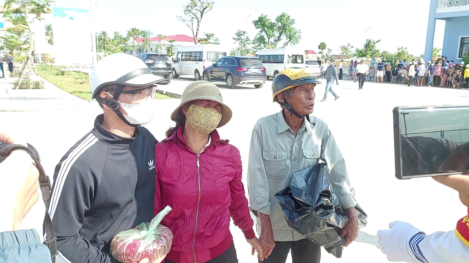 Nhói lòng cảnh vợ gào khóc tìm chồng, con tìm cha mất tích trên biển - Ảnh 3.