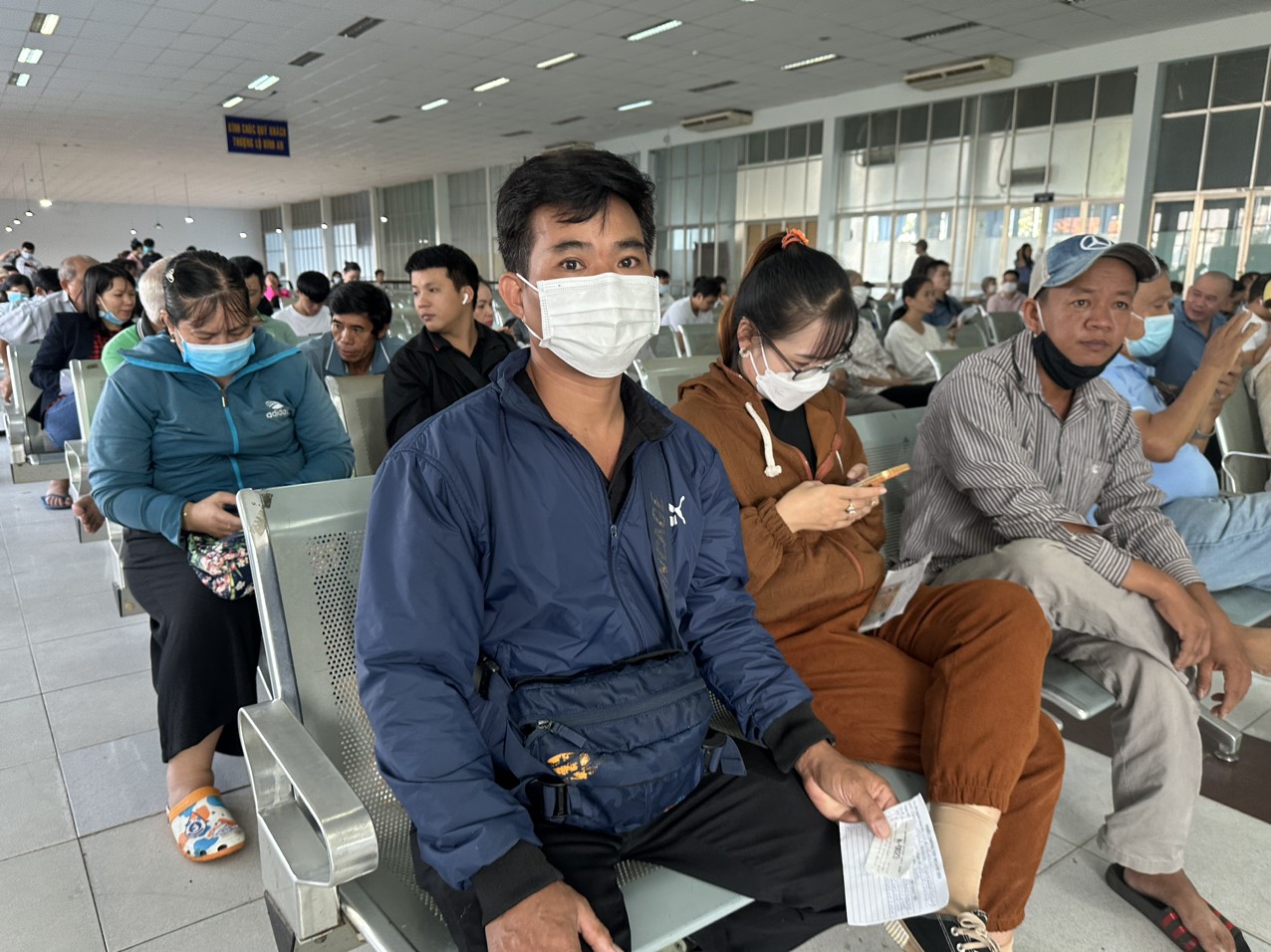 Người dân đi từ 3h sáng đến ga Sài Gòn mua vé tàu Tết  - Ảnh 2.