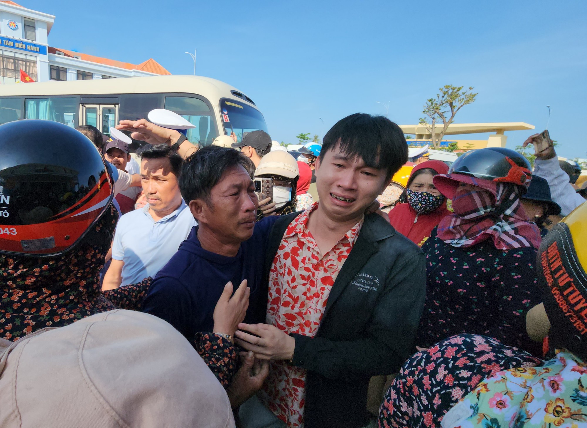 Vụ chìm tàu Quảng Ngãi: Thoát chết trước cửa tử - Ảnh 2.