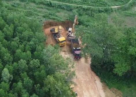 Bình Định: Ồ ạt khai thác đất từ mỏ phục vụ cao tốc bán vào lò gạch - Ảnh 1.