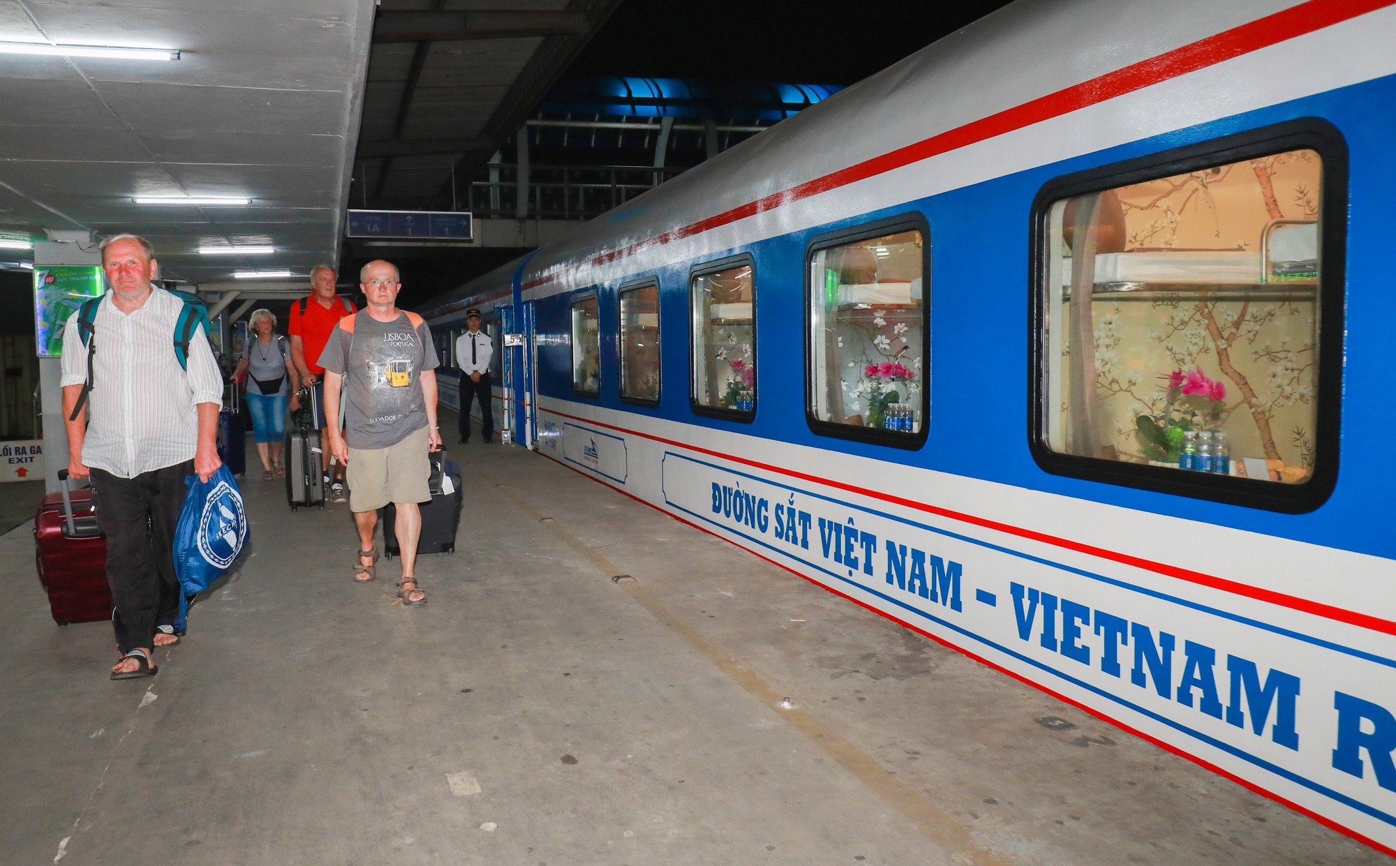 Hành khách hào hứng trải nghiệm tàu như khách sạn Hà Nội - Đà Nẵng - Ảnh 2.