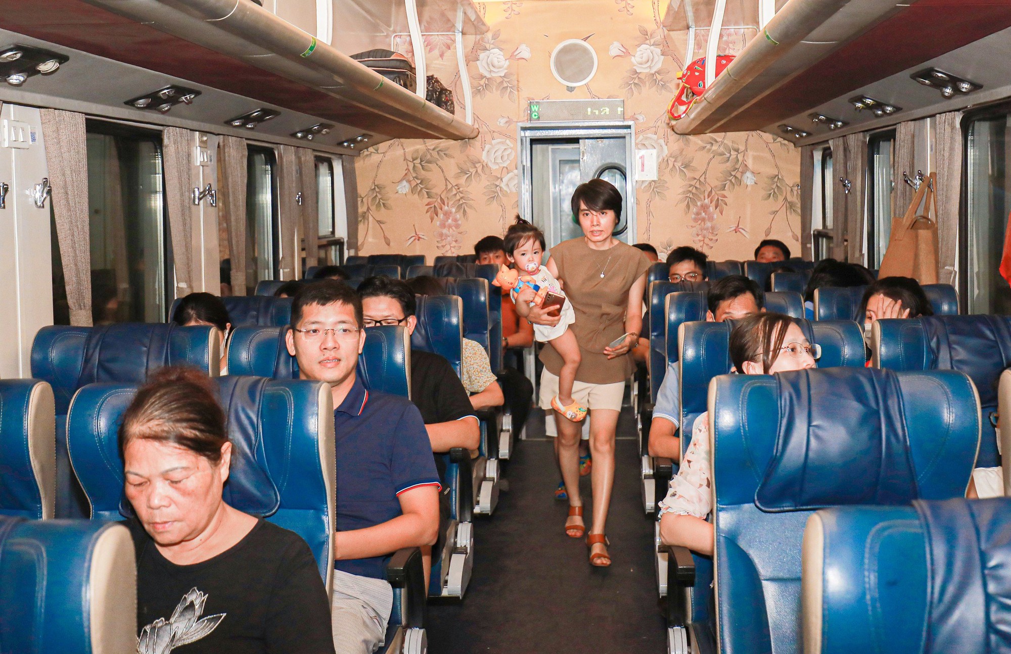 Hành khách hào hứng trải nghiệm tàu như khách sạn Hà Nội - Đà Nẵng - Ảnh 11.