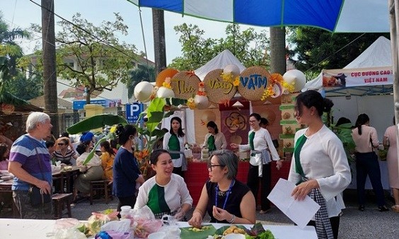 Công đoàn hàng không tổ chức hội chợ thu chào mừng ngày Phụ nữ Việt Nam - Ảnh 2.