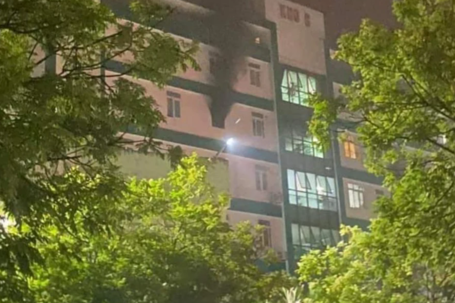 Lửa bốc cháy tại tầng 6, khu nhà B, Bệnh viện đa khoa khu vực Cẩm Phả lúc rạng sáng - Ảnh 1.